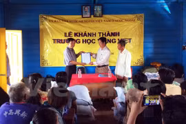 Inauguration d’une école flottante pour les enfants de Viet kieu au Cambodge