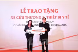 Toyota remet des équipements médicaux aux hôpitaux de Ha Giang 