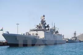 Deux navires de la Marine d'Inde jetent l'ancre au port international de Cam Ranh 