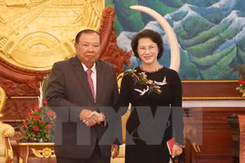 La présidente de l’AN du Vietnam rencontre le leader du Parti populaire révolutionnaire du Laos