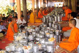 Félicitations aux Khmers en l'honneur de la fête Sene Dolta à Vinh Long
