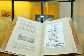 Un livre de poésie géant du Vietnam établit le record de Worldkings