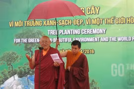 Une cérémonie de plantation d’arbres pour un Hanoi plus vert et plus propre