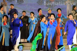 Festival du chant folklorique "vi" et "giam" de Nghê Tinh 2016