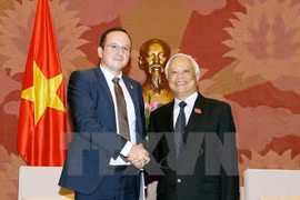 Renforcement des échanges parlementaires Vietnam-Roumanie 