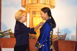 L’insigne de Chevalier de l'Ordre des Arts et des Lettres pour la réalisatrice Nguyen Hoang Diep
