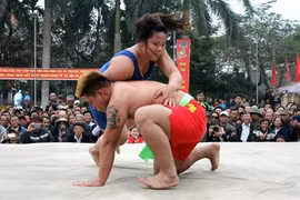À Hai Phong, combat entre lutteurs et lutteuses