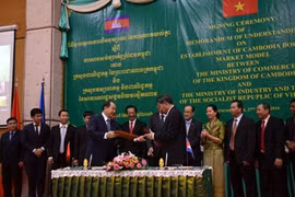 Vietnam et Cambodge signent un mémorandum sur la construction d’un marché frontalier modèle 