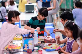 Présentation de masques africains aux enfants vietnamiens