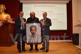 Un artiste algérien réalise un portrait du Président Hô Chi Minh 