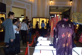 Exposition de tenues de Cour de la dynastie des Nguyên