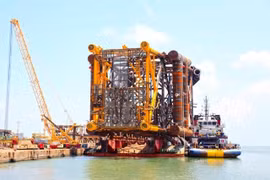 Vietsovpetro met à flot des topsides d’une plate-forme d’exploitation de gaz en mer