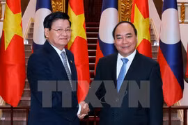 Entretien entre les deux Premiers ministres vietnamien et laotien