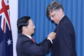 L'Insigne "Pour la paix et l'amitié entre les nations" décerné à l'ambassadeur australien