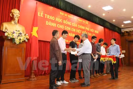 Remise de bourses d’étude à des Vietnamiens au Laos