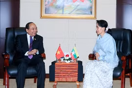 Le Premier ministre Nguyên Xuân Phuc rencontre la conseillère d’État du Myanmar