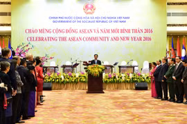 Le Premier ministre offre un banquet au corps diplomatique au Vietnam