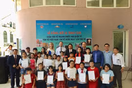 Remise des prix du concours de peinture sur le Vietnam et la Russie 