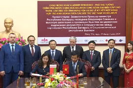 Le Vietnam et la Biélorussie​ signent des ​contrats commerciaux