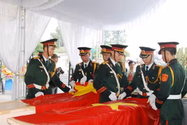 Quang Trị : inhumation des restes de 21 volontaires vietnamiens tombés au Laos