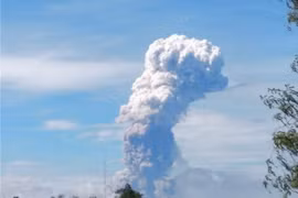 Après le séisme et le tsunami, le volcan indonésien Soputan entre en éruption