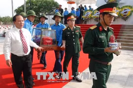 Quang Binh : inhumation des restes de 18 volontaires tombés au Laos