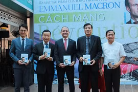 Le livre "Révolution" du président français Emmanuel Macron traduit en vietnamien