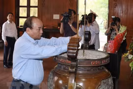 Le chef du gouvernement rend hommage au Président Ho Chi Minh