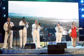 Un groupe de musique de la Marine américaine se produit à Da Nang