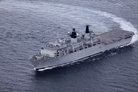 Le navire d'assaut amphibie HMS Albion de la Marine royale britannique à HCM-Ville