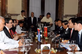 Entretien entre Pham Binh Minh et le chef de la diplomatie cubaine 
