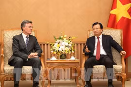 Le vice-PM Trinh Dinh Dung reçoit le vice-président de la BAII