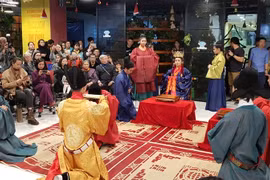 Un défilé de mode fait revivre des costumes royaux vietnamiens du 15ème siècle