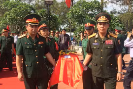 Nghe An : inhumation des restes de volontaires tombés au Laos