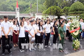 Des jeunes Viet kieu brûlent de l'encens au sein du site historique du carrefour de Dong Loc