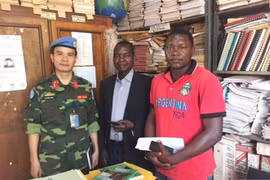 Un casque bleu vietnamien professeur en Afrique centrale