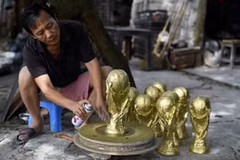 Au Vietnam, des répliques du trophée de la Coupe du monde déjà en préparation