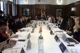 Vietnam et Royaume-Uni s'engagent à promouvoir le commerce bilatéral