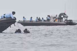 Crash d’avion en Indonésie : les recherches de corps des victimes devraient durer 3 jours en plus