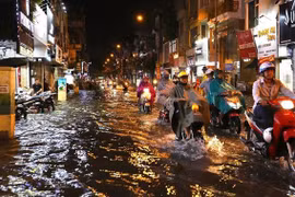 De nombreuses rues de Hanoï sous l’eau à cause de fortes pluies