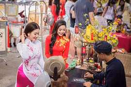 Demander une calligraphie à l'occasion du Têt, une coutume des Vietnamiens