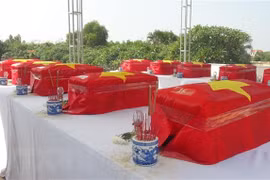 Inhumation des restes de 99 soldats volontaires vietnamiens tombés au Cambodge et à An Giang
