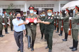 Rapatriement des restes de trois soldats volontaires et d'experts vietnamiens tombés au Laos