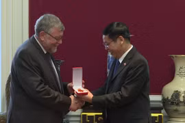 Remise de l’Ordre de l’amitié à l’Association Belgique – Vietnam