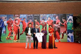 Une exposition de photos sur le football vietnamien
