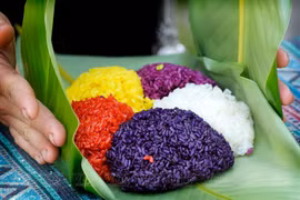 Le riz gluant aux cinq couleurs, une spécialité emblématique de l'ethnie Thai à Muong Lo