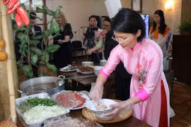 La culture vietnamienne présentée à des amis internationaux