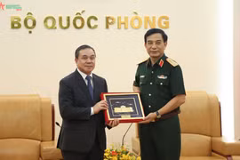 Le ministre de la Défense reçoit l'ambassadeur du Laos au Vietnam