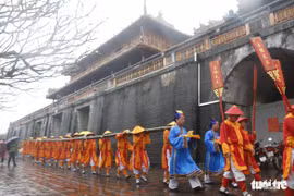 Érection d'une perche "Neu" à la Citadelle Impériale de Hue à l’occasion du Tet