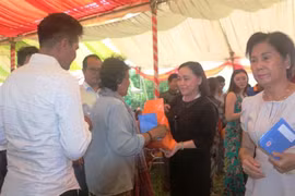 Binh Duong aux côtés des personnes pauvres à Kandal (Cambodge)